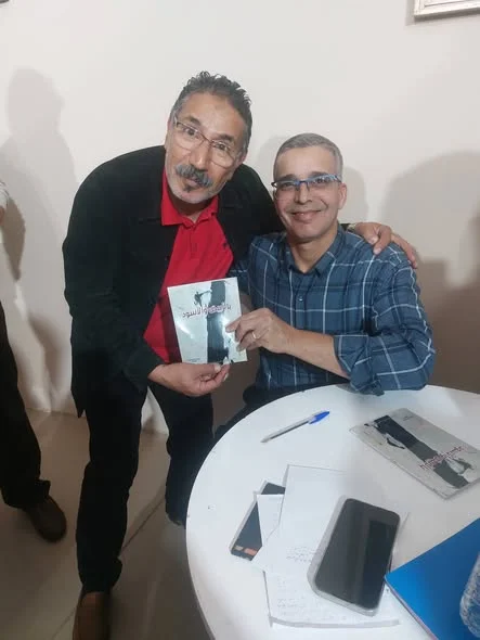 Cérémonie de signature de la collection de nouvelles 'بالأبيض والأسود' de Yahya Zarouki